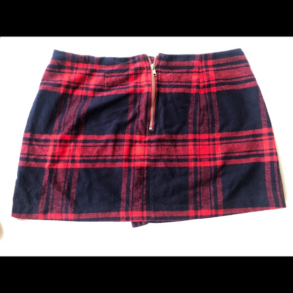 Plaid skirt. Zipper back. - Picture 2 of 2